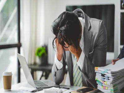 كيف يؤثر ضغط العمل على النوم
