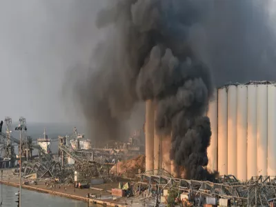 ما الذي يجعل نترات الامونيوم التي سببت انفجار بيروت شديدة الخطورة؟