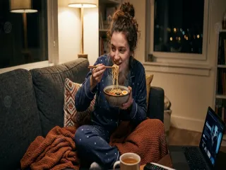 أسوأ أطعمة قبل النوم للأمعاء