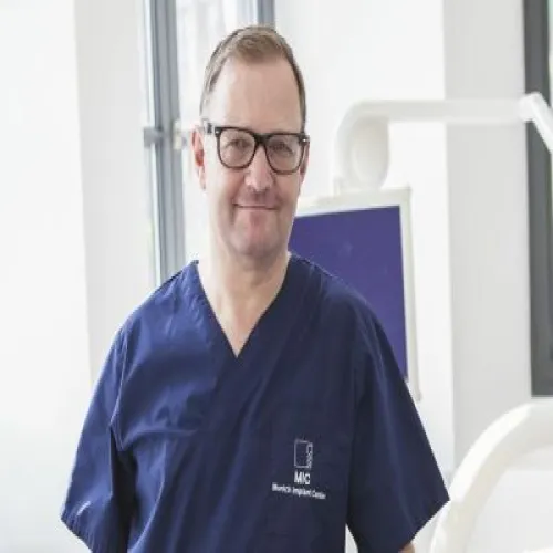 الدكتور Dr Engelschalk اخصائي في طب اسنان