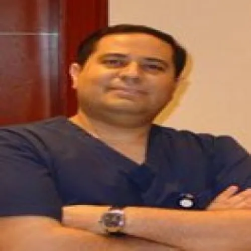 د. احمد فوزي اخصائي في طب اسنان