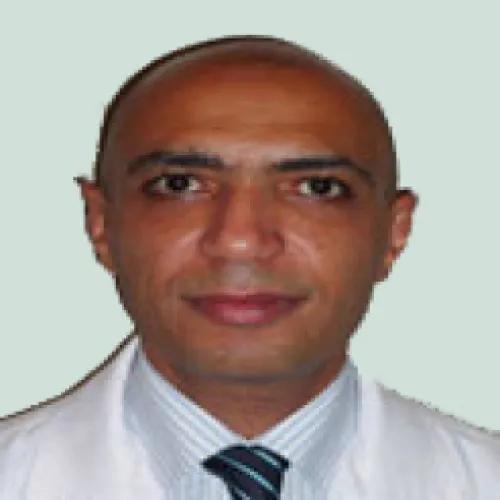 د. عمرو شوقي اخصائي في طب عيون