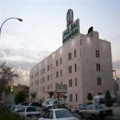 مستشفى الهلال الاخضر اخصائي في 