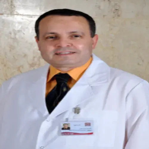 د. طارق فتحى اخصائي في طب عيون