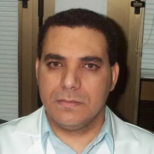 د. محمود حسنين اخصائي في طب عيون