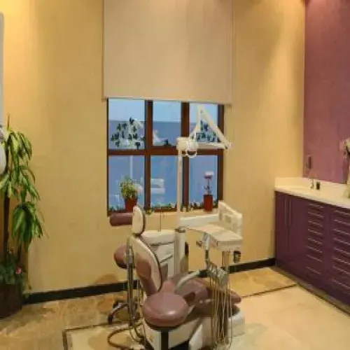 مركز عالم الابتسامة التخصصي لطب وزراعة الاسنان‎ اخصائي في 