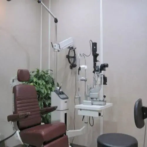 مركز بن رشد التخصصي للعيون اخصائي في طب عيون