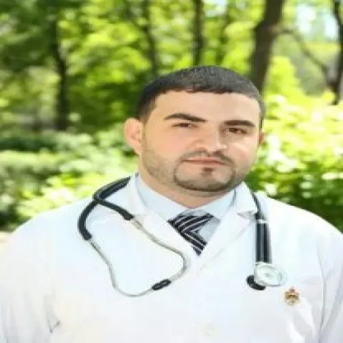 الدكتور طارق زياد خريسات اخصائي في طب عام