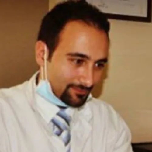 الدكتور احمد ابوصالح اخصائي في جراحة الفك والأسنان