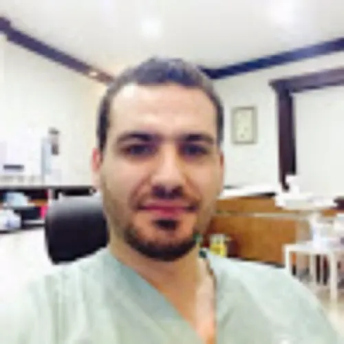 د. اياد صالح صالح اخصائي في جراحة الفك والأسنان