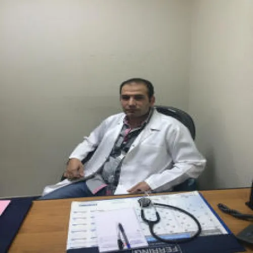 الدكتور صلاح فوزي احمد قنديل اخصائي في باطنية