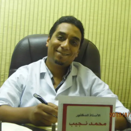 الدكتور محمد نجيب عبدالله اخصائي في الجهاز الهضمي والكبد