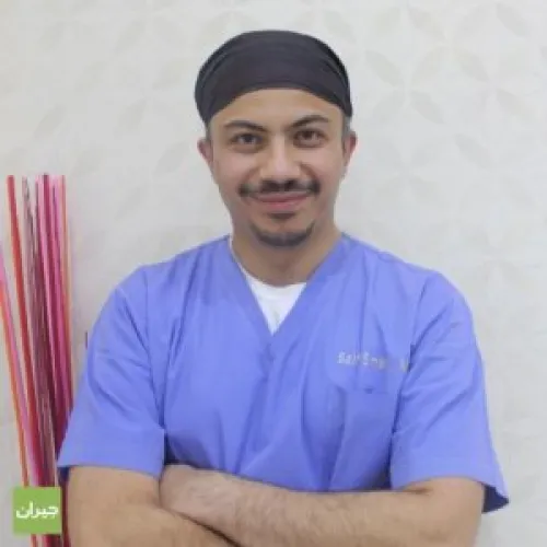 الدكتور سيف الصمادي اخصائي في طب عيون