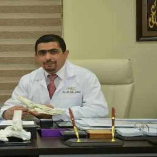الدكتور علي فايز ابولباد اخصائي في جراحة العظام والمفاصل