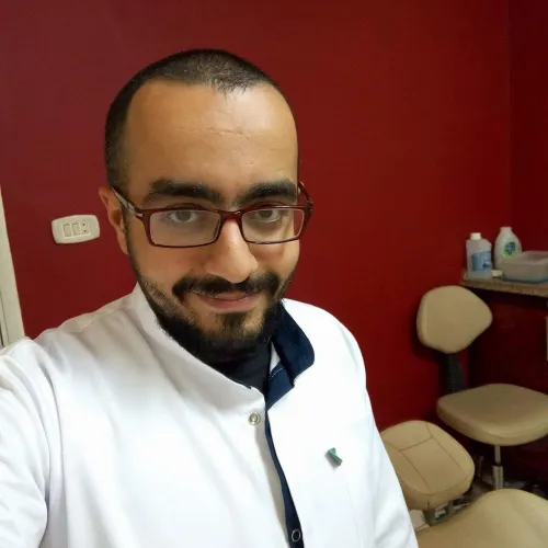 الدكتور احمد ممدوح اخصائي في طب اسنان