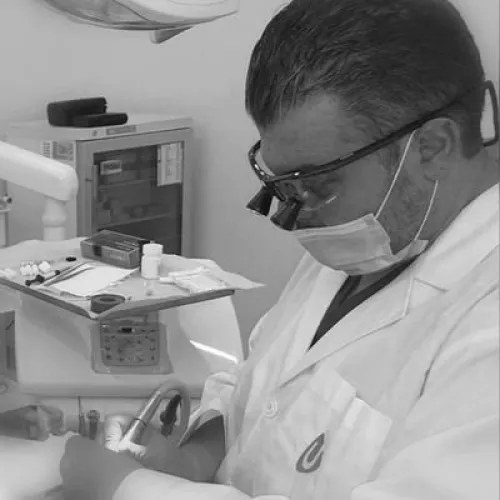 الدكتور خليل العوض اخصائي في طب اسنان