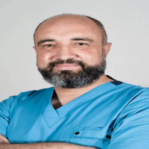 الدكتور اياد تاج الدين اخصائي في طب اسنان