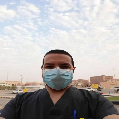 الدكتور مصطفى عمر اخصائي في جراحة عامة