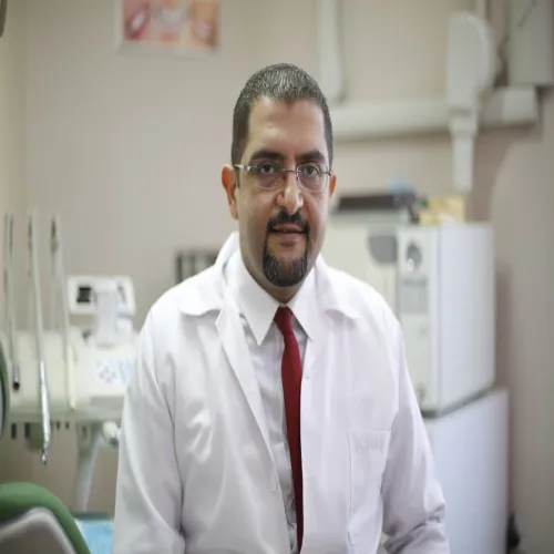 د. عبدالرحمن نجيب اخصائي في جراحة الفك والأسنان