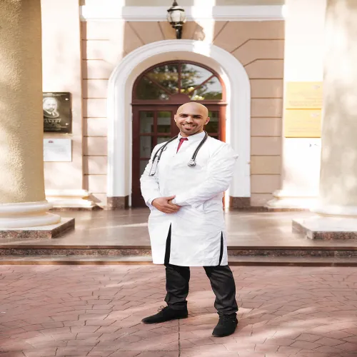 د. عمرو محمد الفيومي اخصائي في طب عام