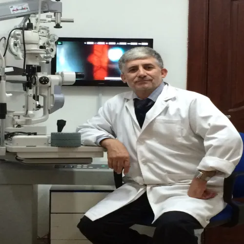 الدكتور د جمال العنانى اخصائي في طب عيون