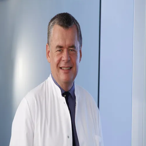 الدكتور Prof DrmedHabil René Holzheimer اخصائي في جراحة عامة