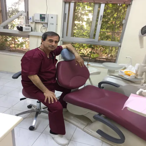الدكتور خليل شنطي اخصائي في طب اسنان