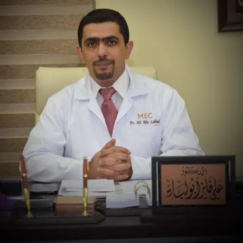 الدكتور علي فايز ابو لباد اخصائي في جراحة العظام والمفاصل