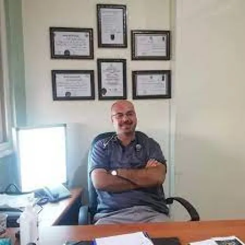 د. احمد محمود اخصائي في باطنية