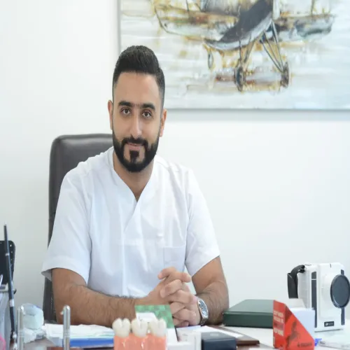 د. محمد العموري اخصائي في جراحة الفك والأسنان