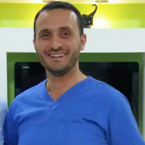 الدكتور محمد مقبل اخصائي في جراحة الفك والأسنان