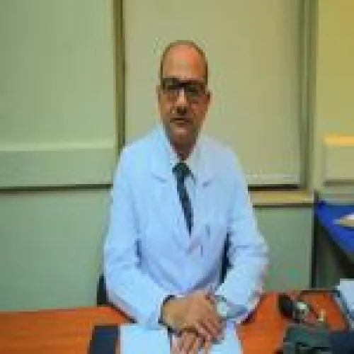 د. محمد ناصر اخصائي في باطنية