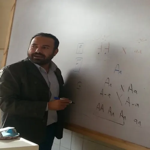 الأستاذ مصطفى السقا اخصائي في الابحاث العلمية والمخبرية