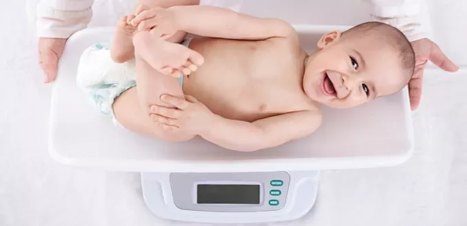 وزن الطفل الطبيعي حسب العمر والطول | قياس وزن الطفل | الطبي