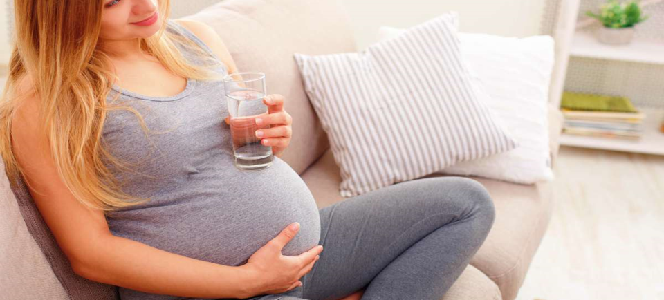 اسباب جفاف الفم عند الحامل وهل هو من علامات الحمل وما | الطبي