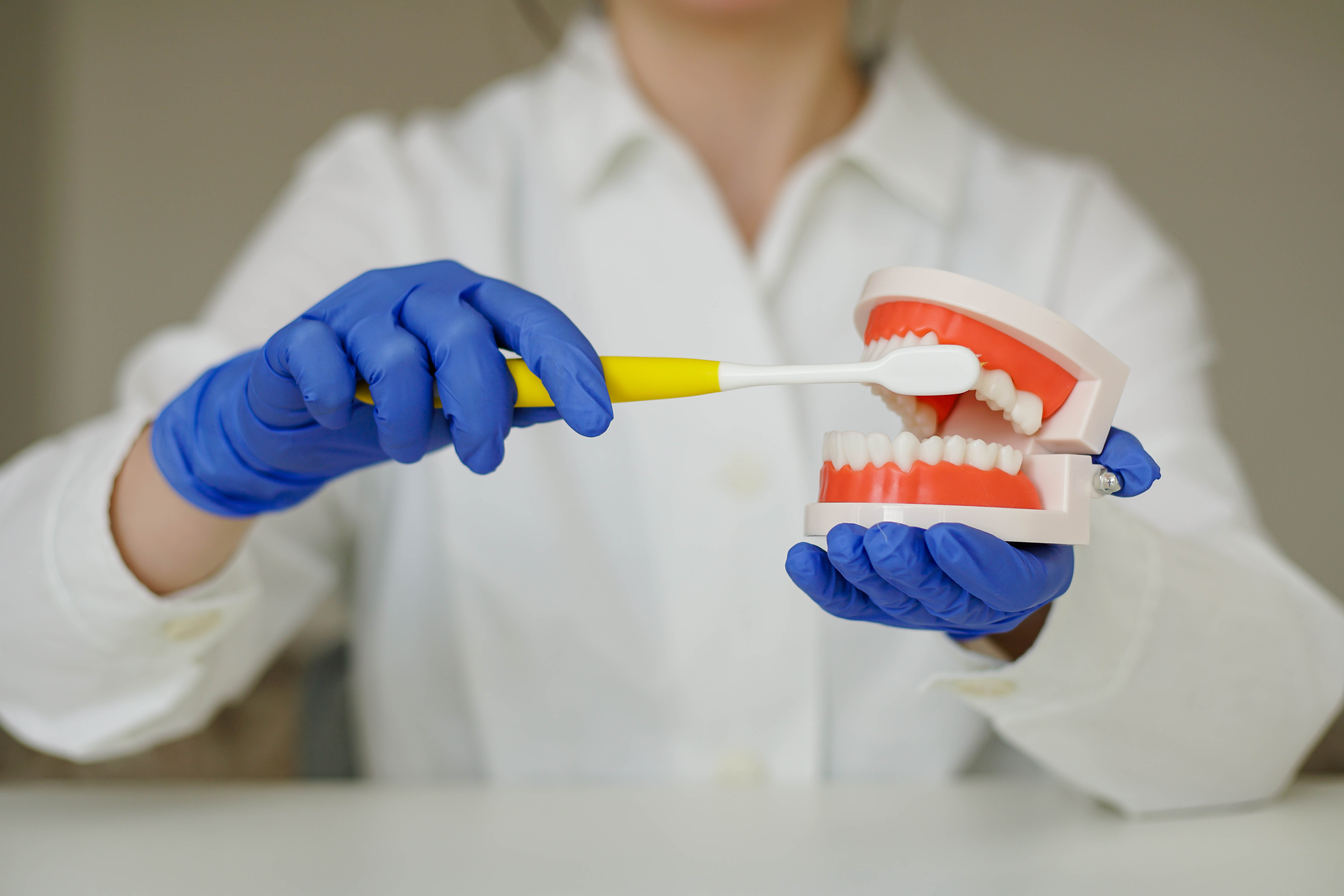 طريقة تنظيف الأسنان الصحيحة بالصور: خطوات بسيطة لابتسامة صحية!