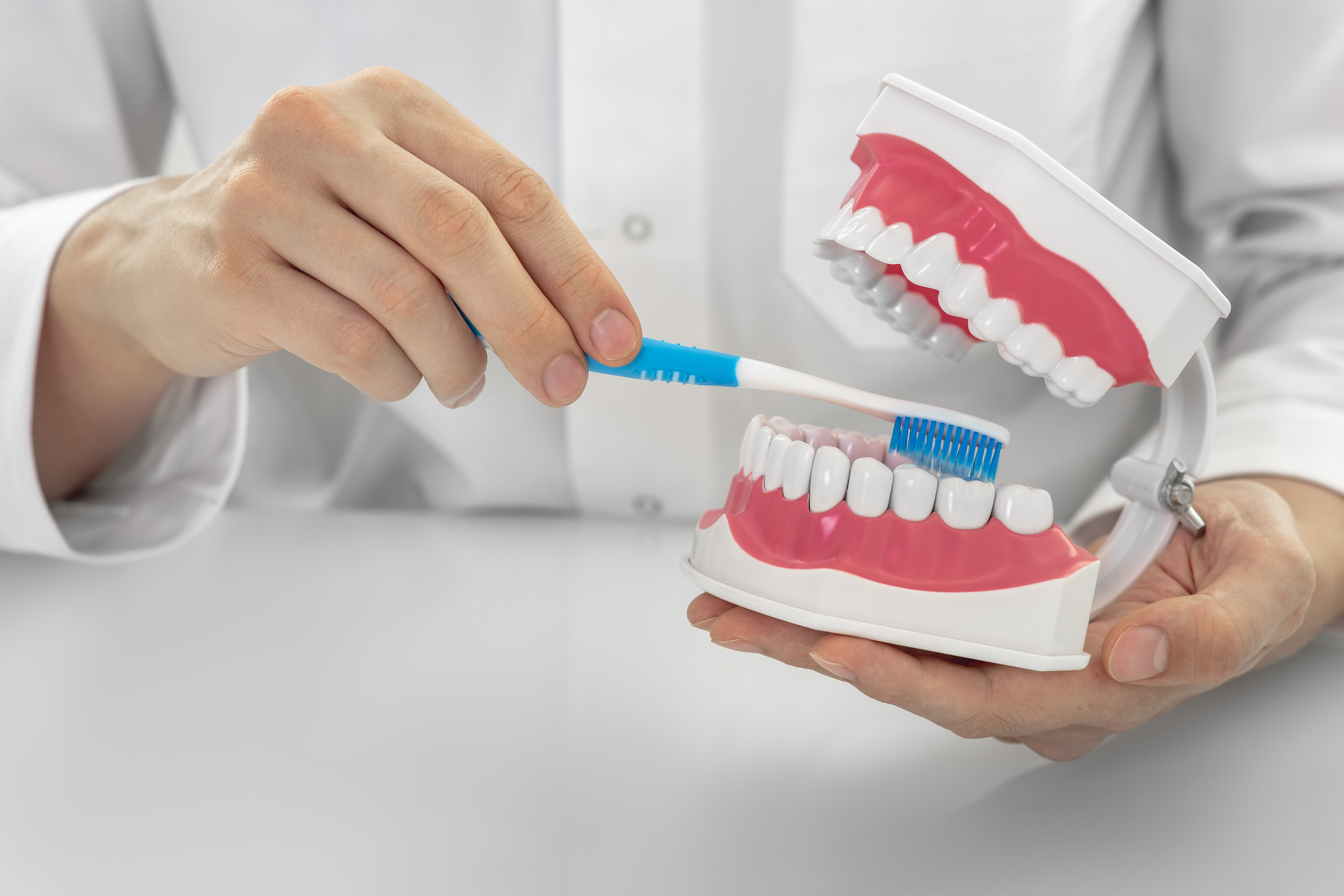 لا تهمل تنظيف الأضراس الخلفية