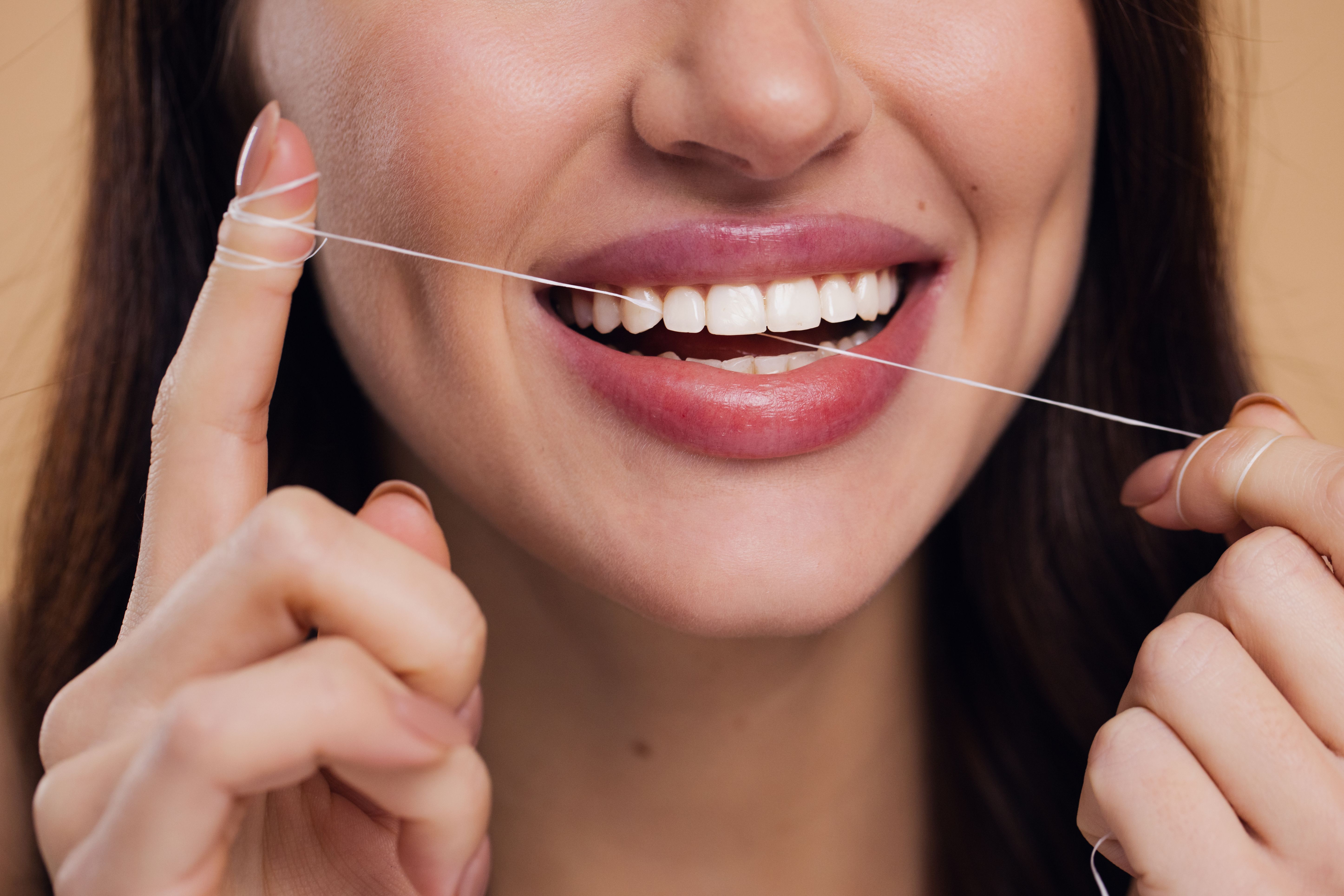 نظّف أسنان بالخيط الطبي