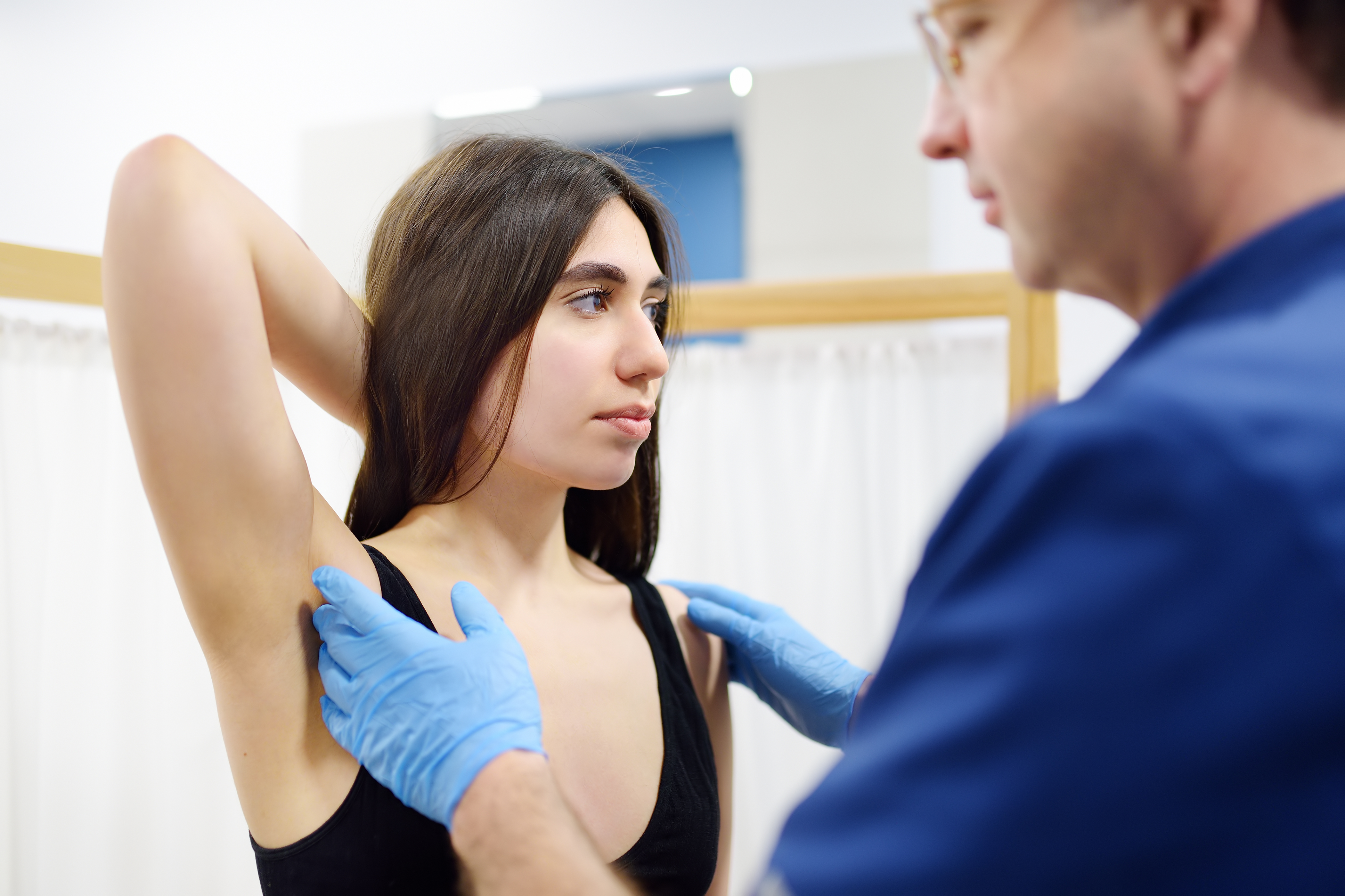 كيف يتأكد الطبيب من وجود الورم السرطاني تحت الإبط؟