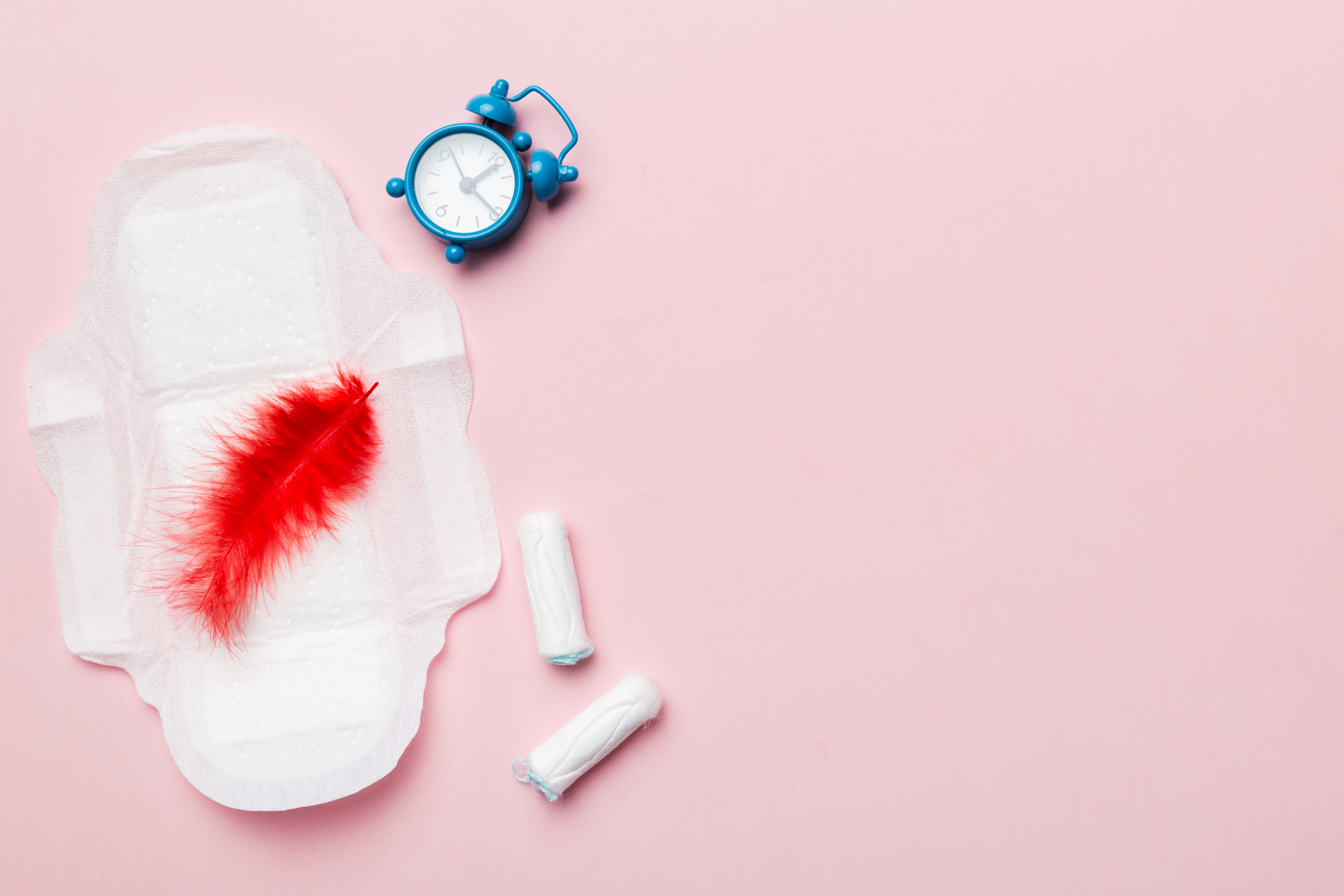 اللون يكشف السر! كيف تميّزين إفرازات الحمل عن إفرازات الدورة؟