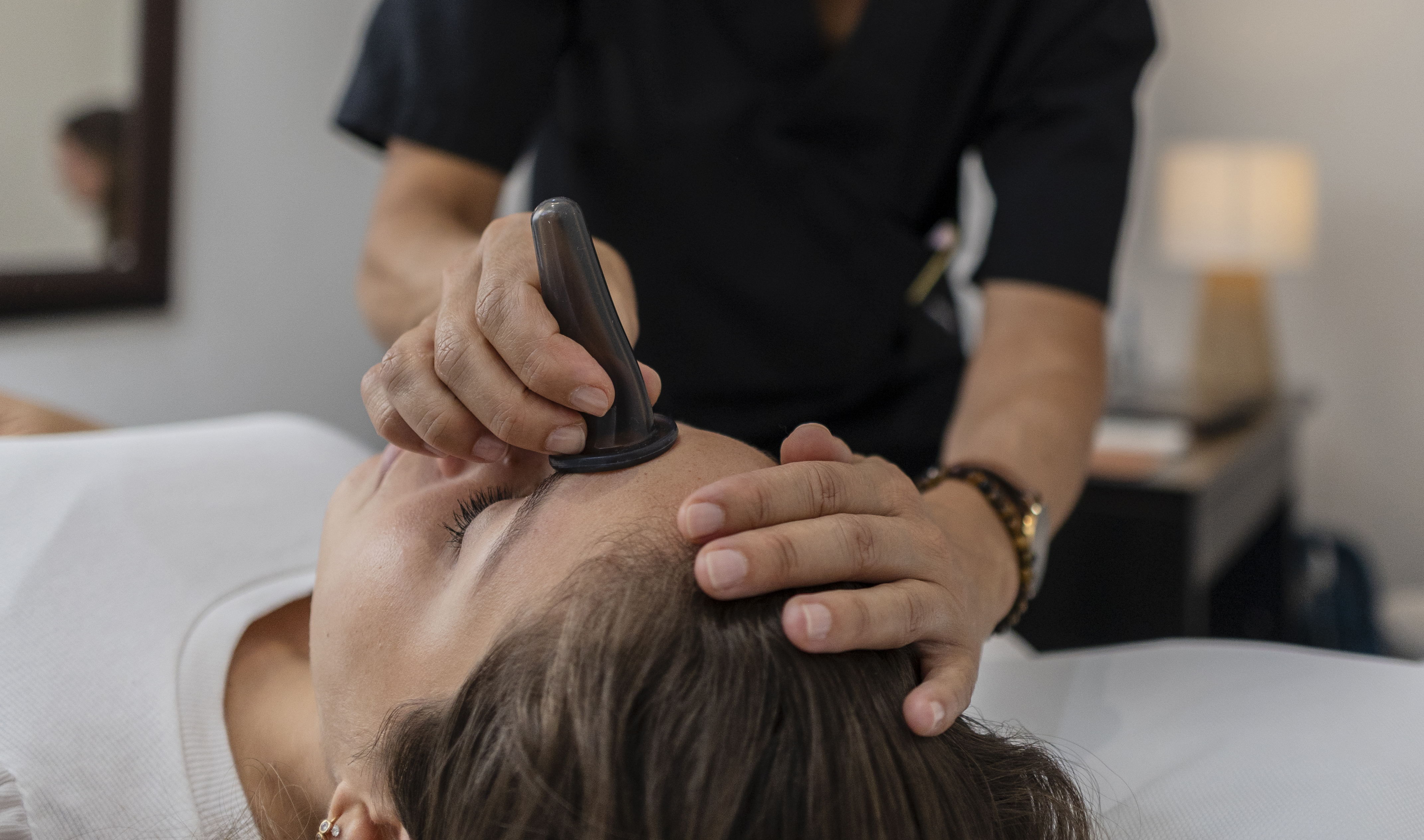 أماكن الحجامة في الوجه بالصور: دليلك الكامل للفوائد والاستخدامات