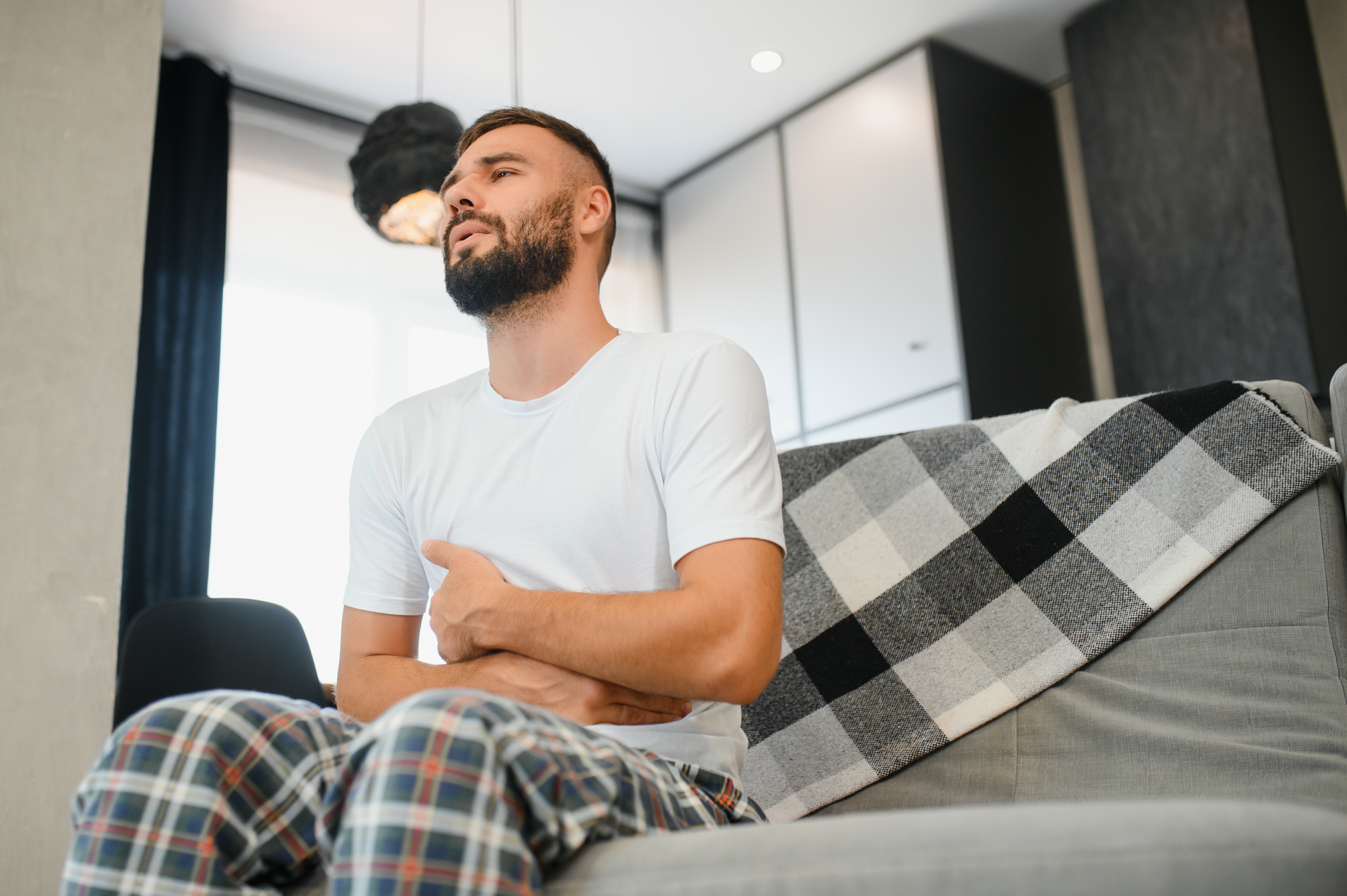 ما هي الأعراض المصاحبة لمغص الكلى؟