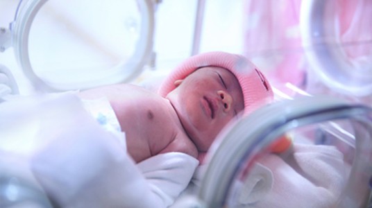 هل سمعت عن تغذية الرضع وحديثي الولادة بالكوب؟