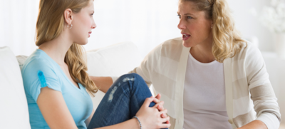 السند والتواصل الإيجابي هو الاساس الذي تحتاجه ابنتك المراهقة