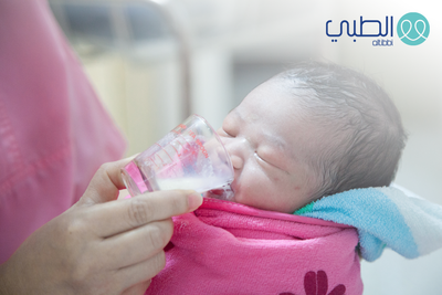 هل سمعت عن تغذية الرضع وحديثي الولادة بالكوب؟