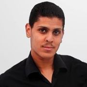 الدكتور عاطف عيوني اخصائي في الابحاث العلمية والمخبرية