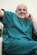 الدكتور ايمن الحموري اخصائي في جراحة الفك والأسنان،طب اسنان