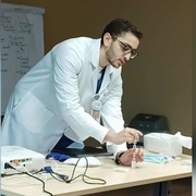 د. احمد صلاح اخصائي في صيدلاني